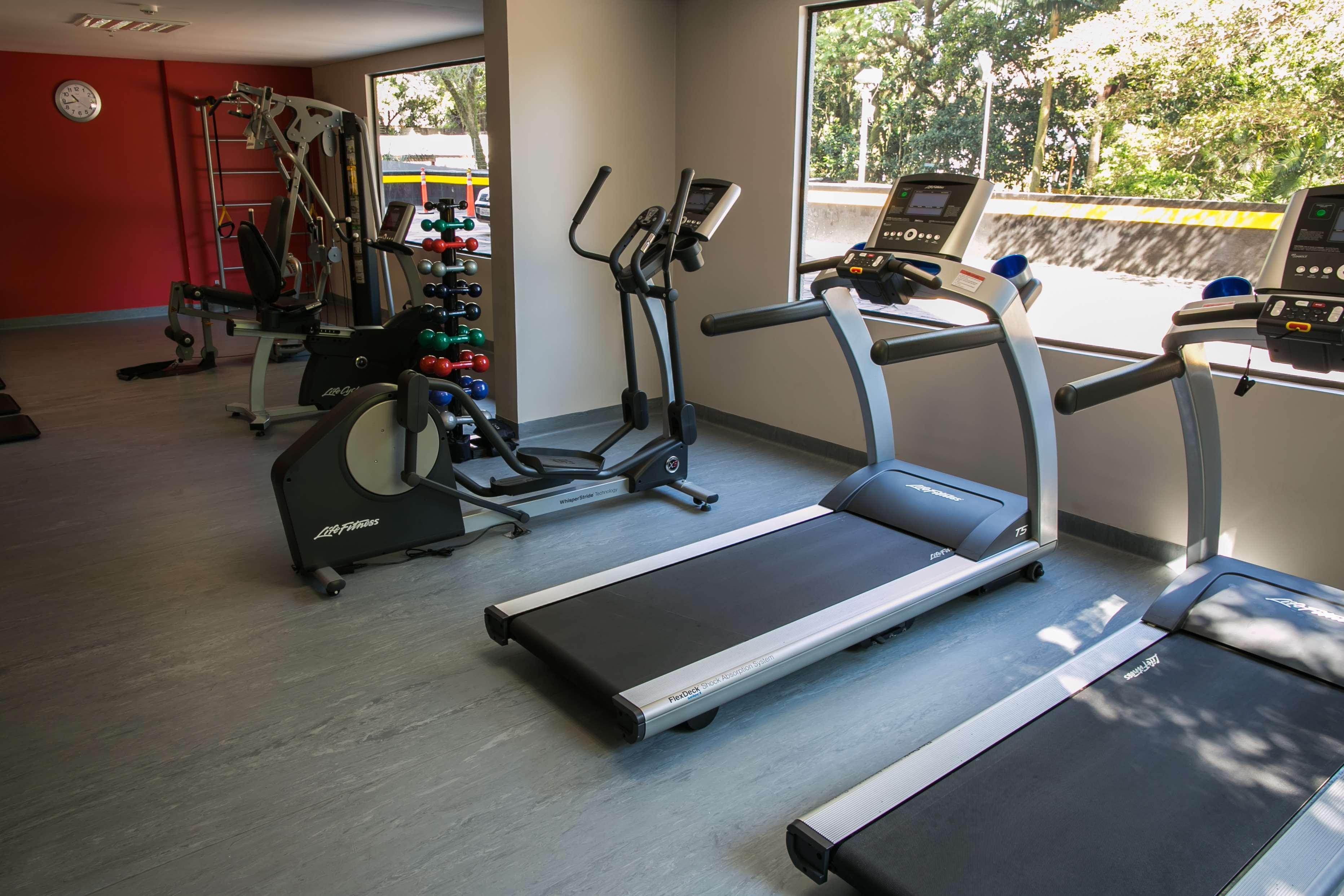 래디슨 호텔 포르투 알레그레 포르투알레그리 외부 사진 A gym at the University of New England