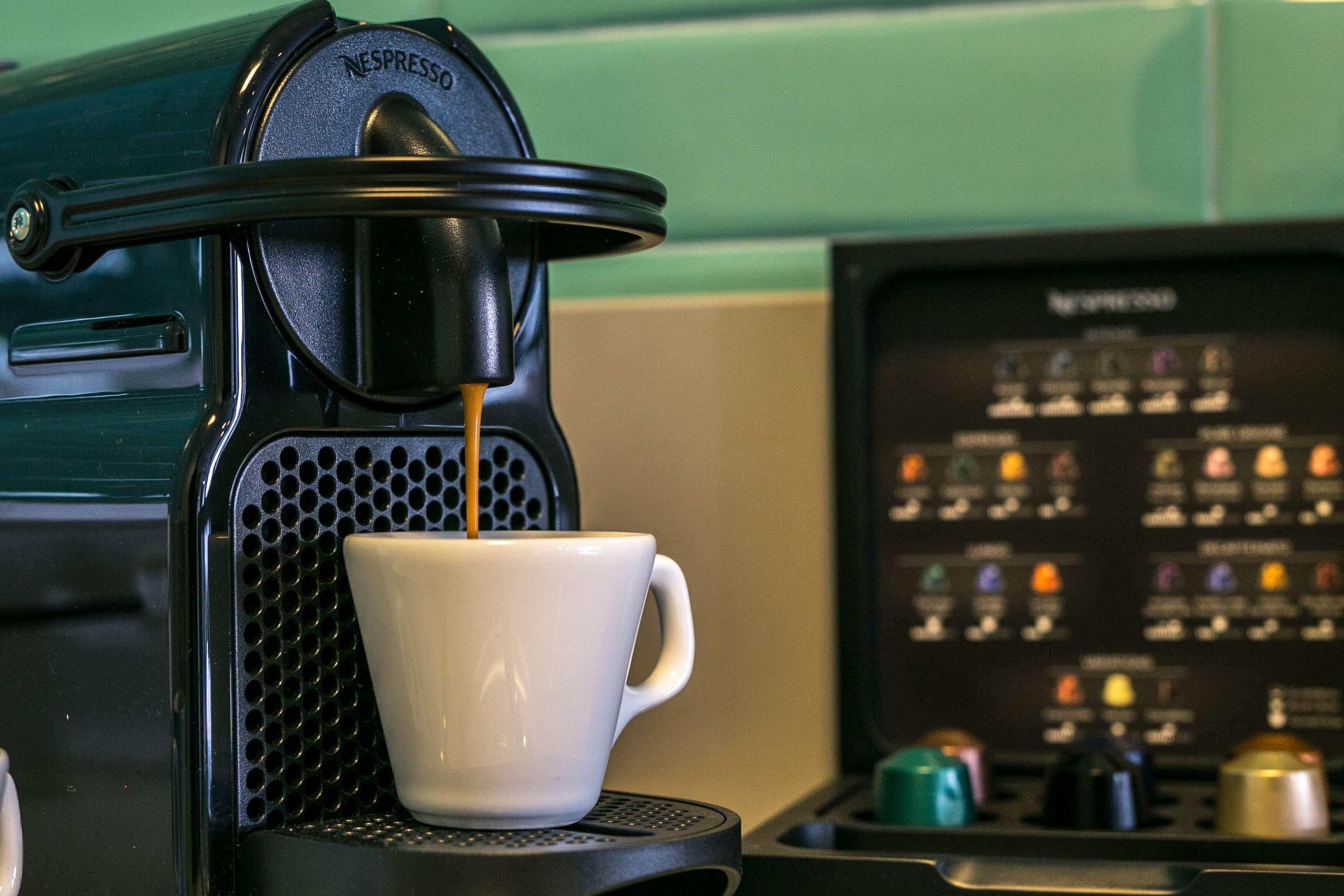 래디슨 호텔 포르투 알레그레 포르투알레그리 외부 사진 A Nespresso coffee machine