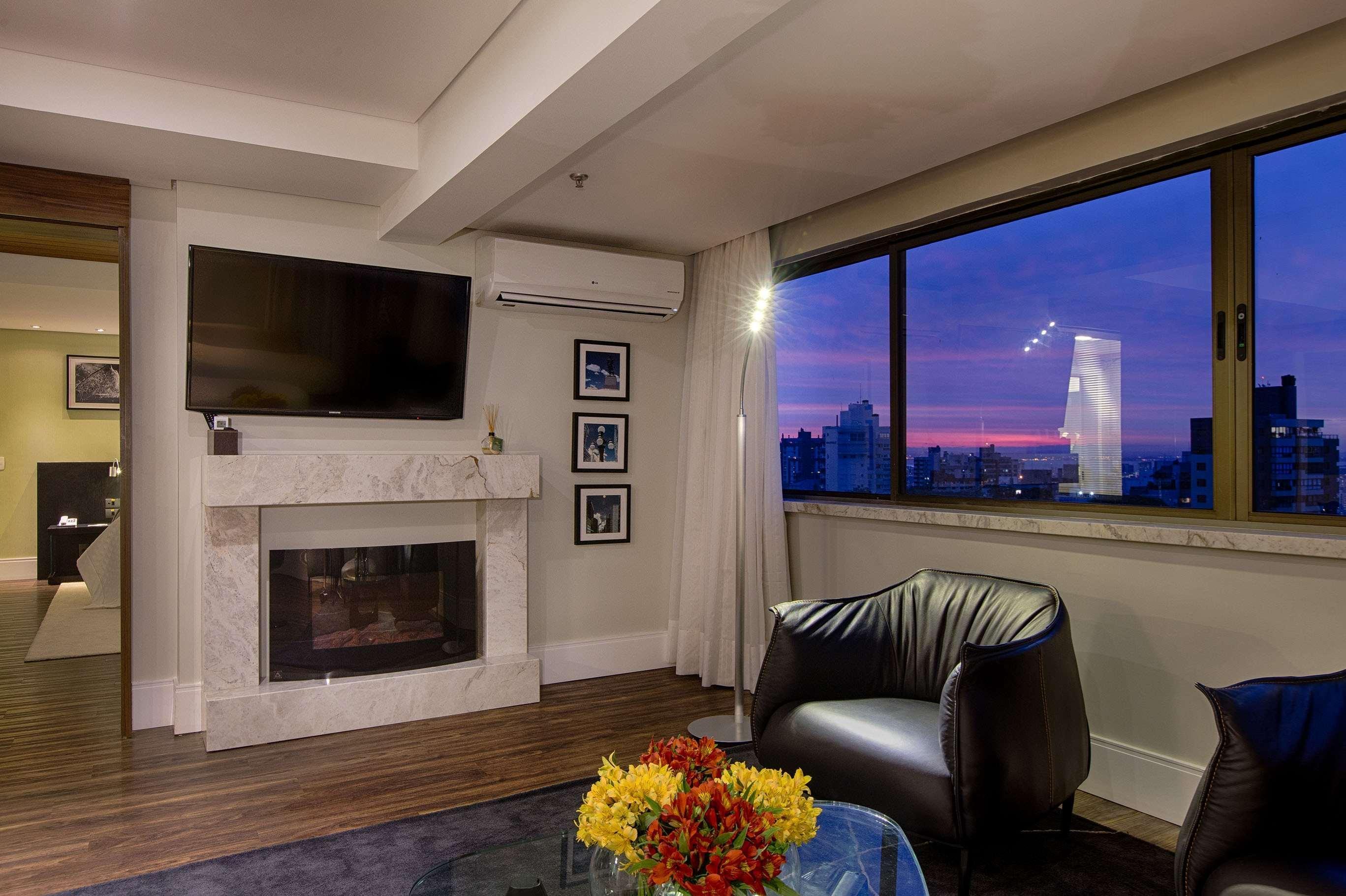 래디슨 호텔 포르투 알레그레 포르투알레그리 외부 사진 A living room at the Mandarin Oriental, New York