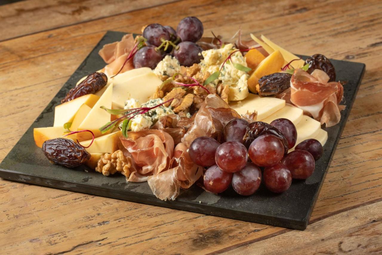 래디슨 호텔 포르투 알레그레 포르투알레그리 외부 사진 A cheese platter