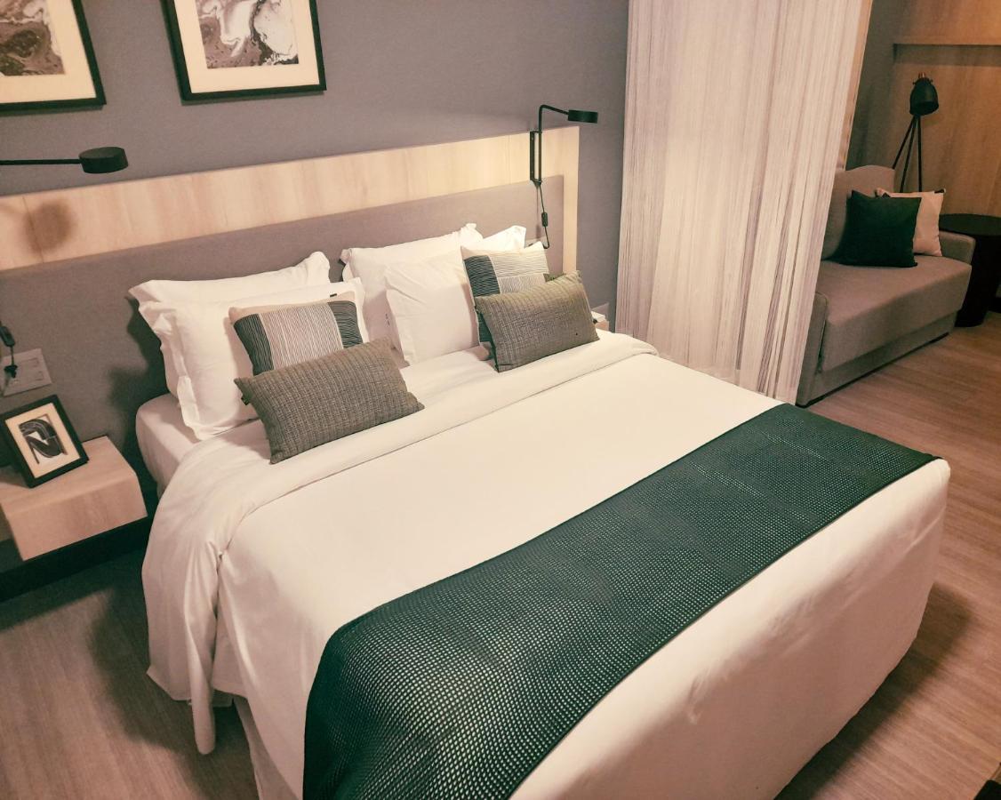 래디슨 호텔 포르투 알레그레 포르투알레그리 외부 사진 A bed runner