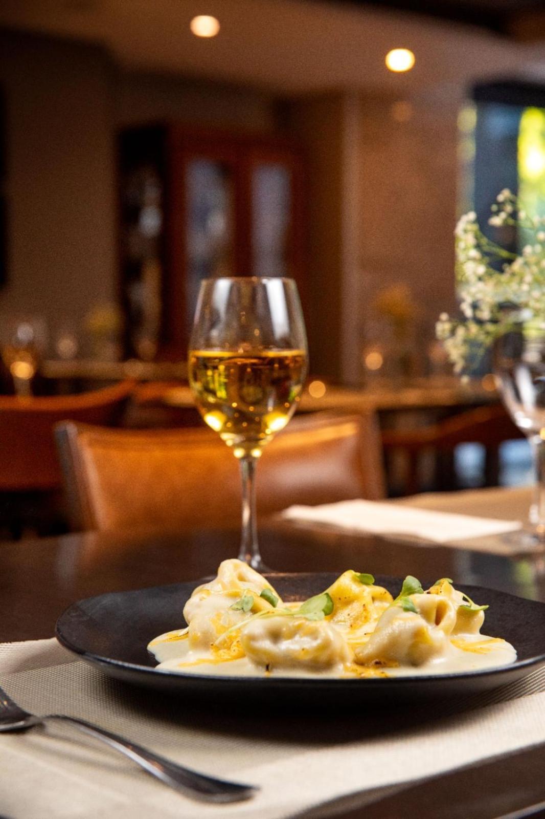 래디슨 호텔 포르투 알레그레 포르투알레그리 외부 사진 A glass of white wine